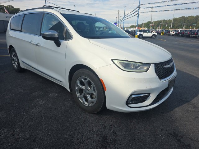 Used 2023 Chrysler Pacifica Limited FWD image 3
