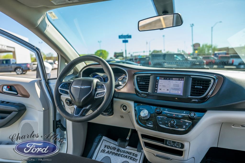 Used 2022 Chrysler Voyager LX image 15