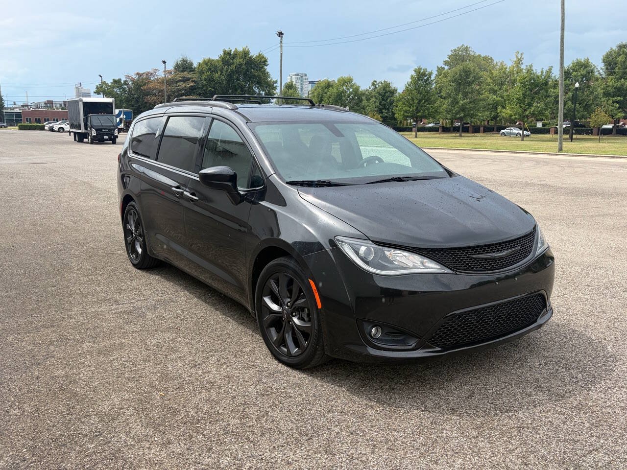 Used 2018 Chrysler Pacifica Touring-L w/ Premium Audio Group FWD image 3