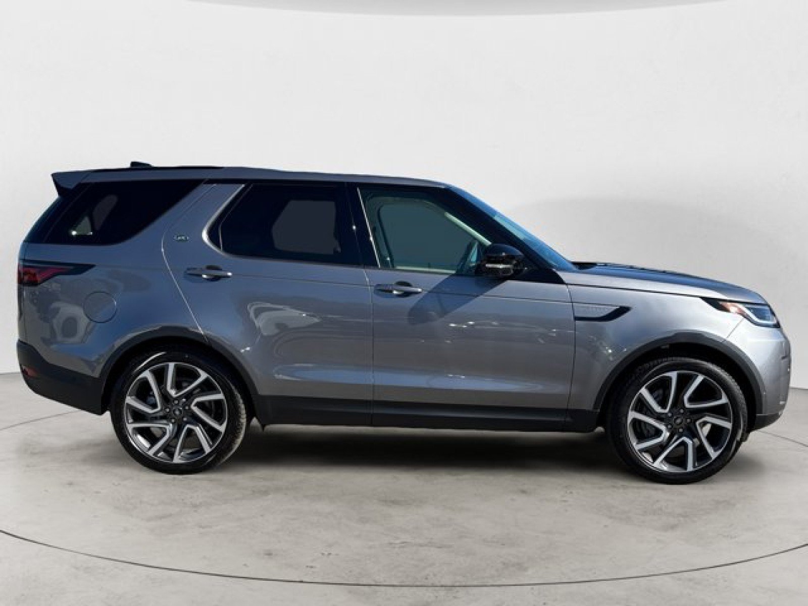 Certified 2025 Land Rover Discovery S AWD/4WD image 3