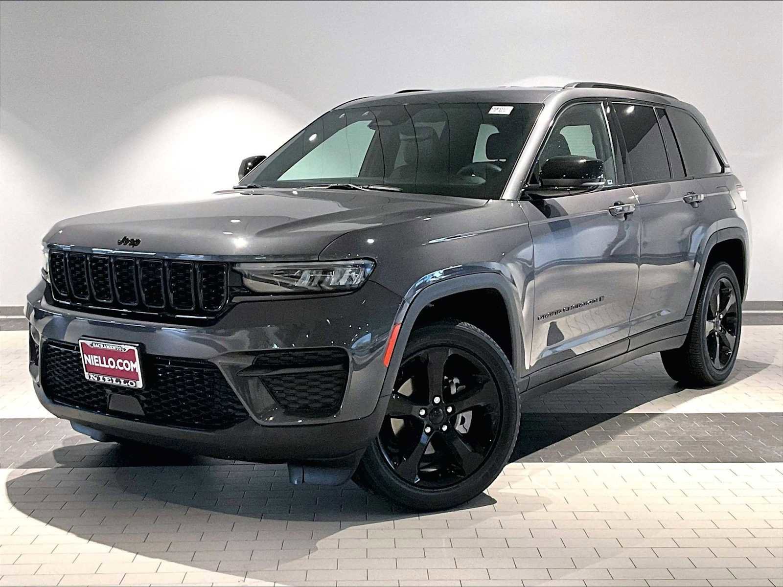 Used 2023 Jeep Grand Cherokee Altitude
