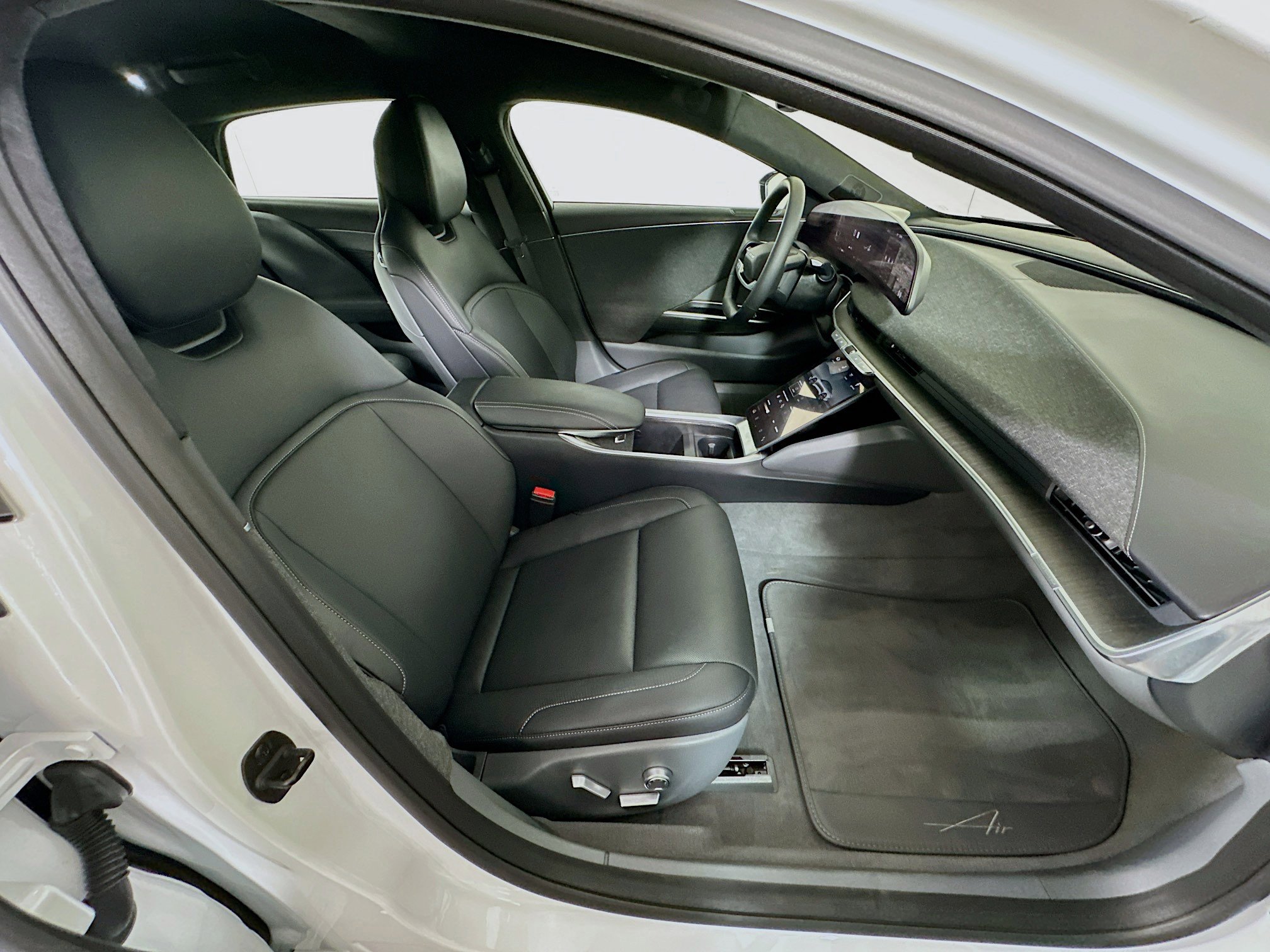 Used 2024 Lucid Air Pure RWD image 33