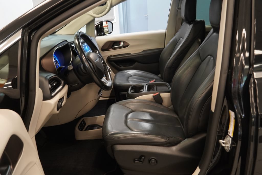 Used 2019 Chrysler Pacifica Touring-L FWD image 4