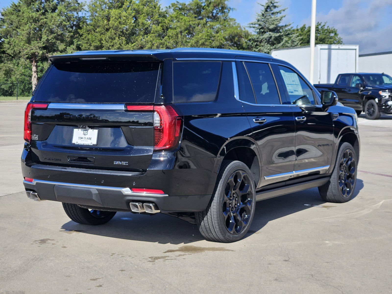 New 2026 GMC Yukon Denali w/ Denali Reserve Package AWD/4WD image 3