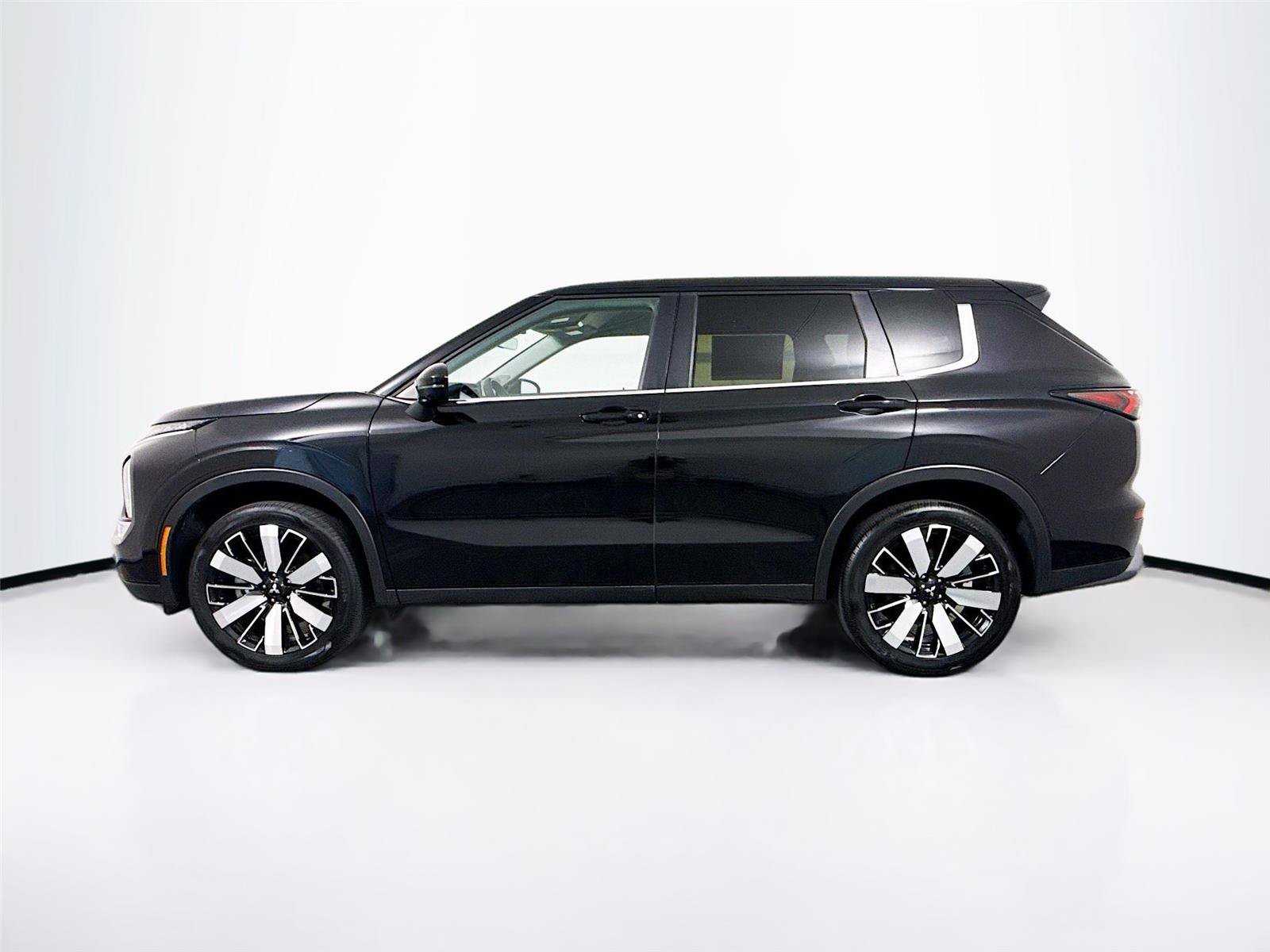 Used 2025 Mitsubishi Outlander SE FWD image 27