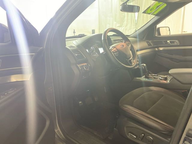Used 2018 Ford Explorer XLT w/ Equipment Group 202A AWD/4WD image 27