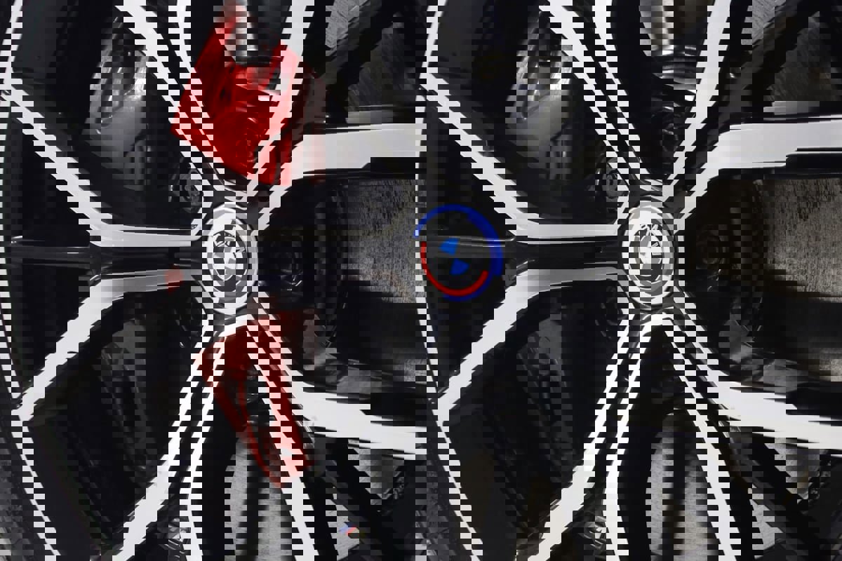 Used 2023 BMW M550i xDrive w/ Executive Package image 18