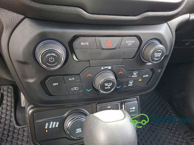 Used 2019 Jeep Renegade Altitude w/ UConnect 8.4 Nav Group AWD/4WD image 16