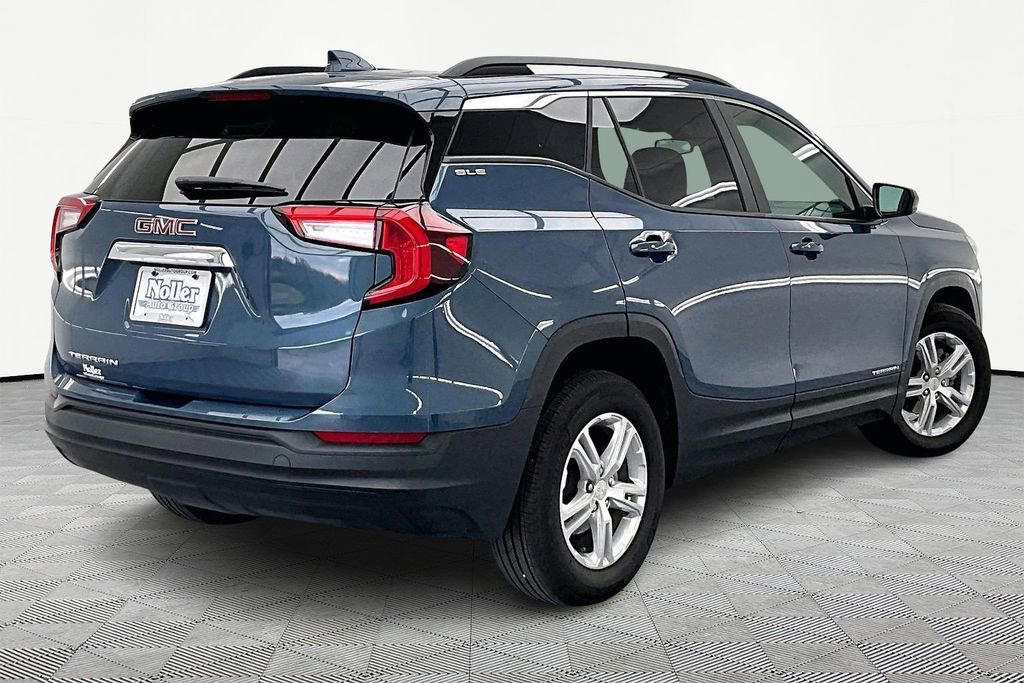 Used 2024 GMC Terrain SLE w/ Driver Convenience Package image 2