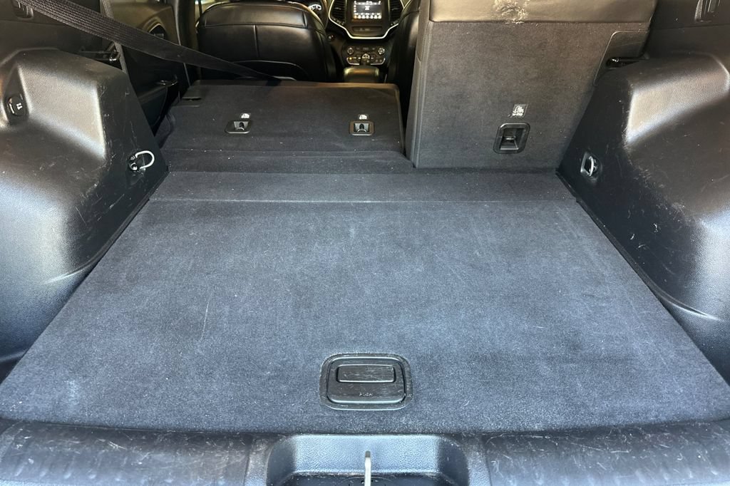 Used 2019 Jeep Cherokee Latitude Plus FWD image 15