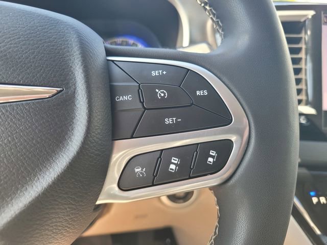 Used 2023 Chrysler Pacifica Touring-L FWD image 27