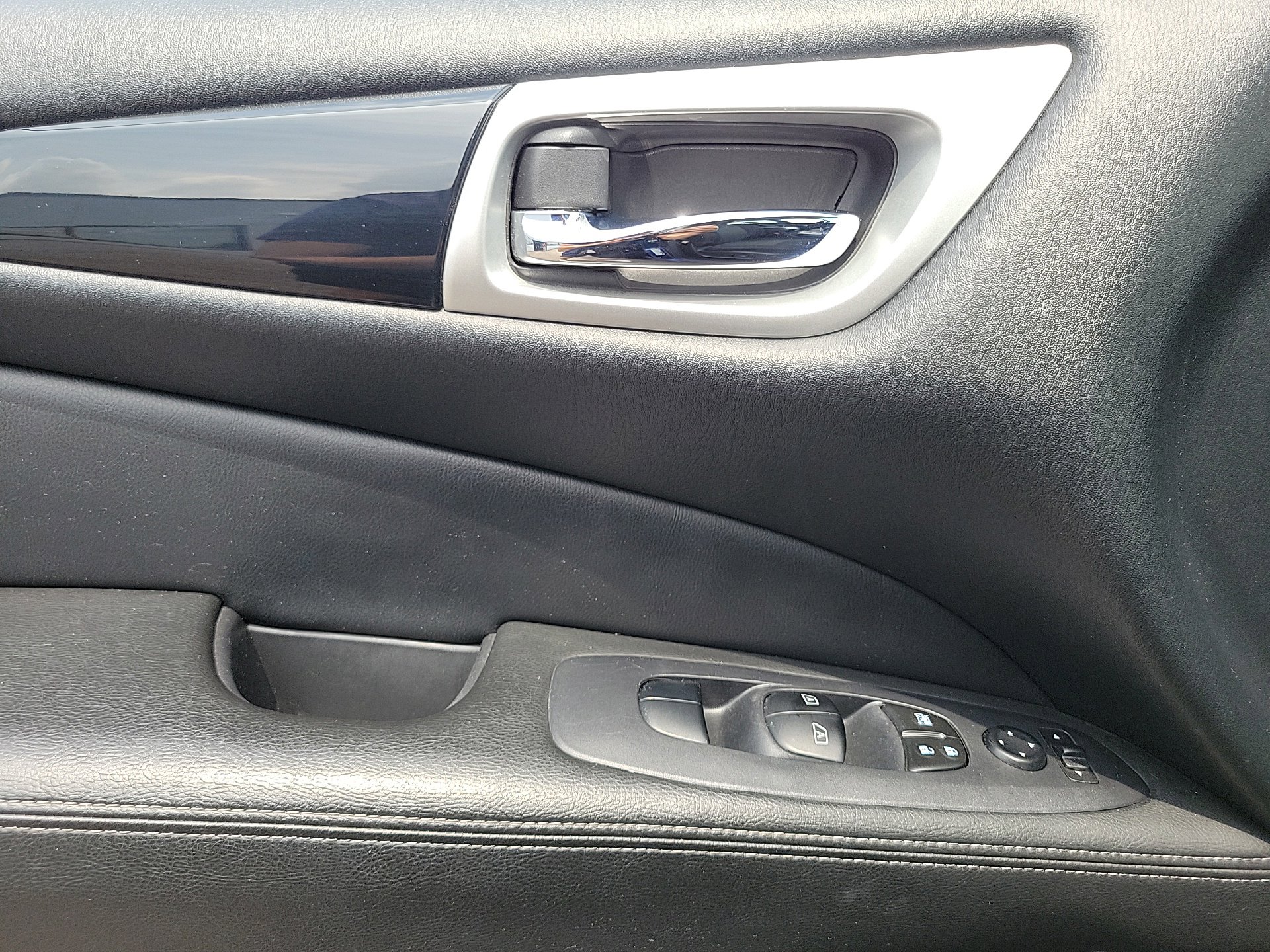 Used 2020 Nissan Pathfinder SV image 15