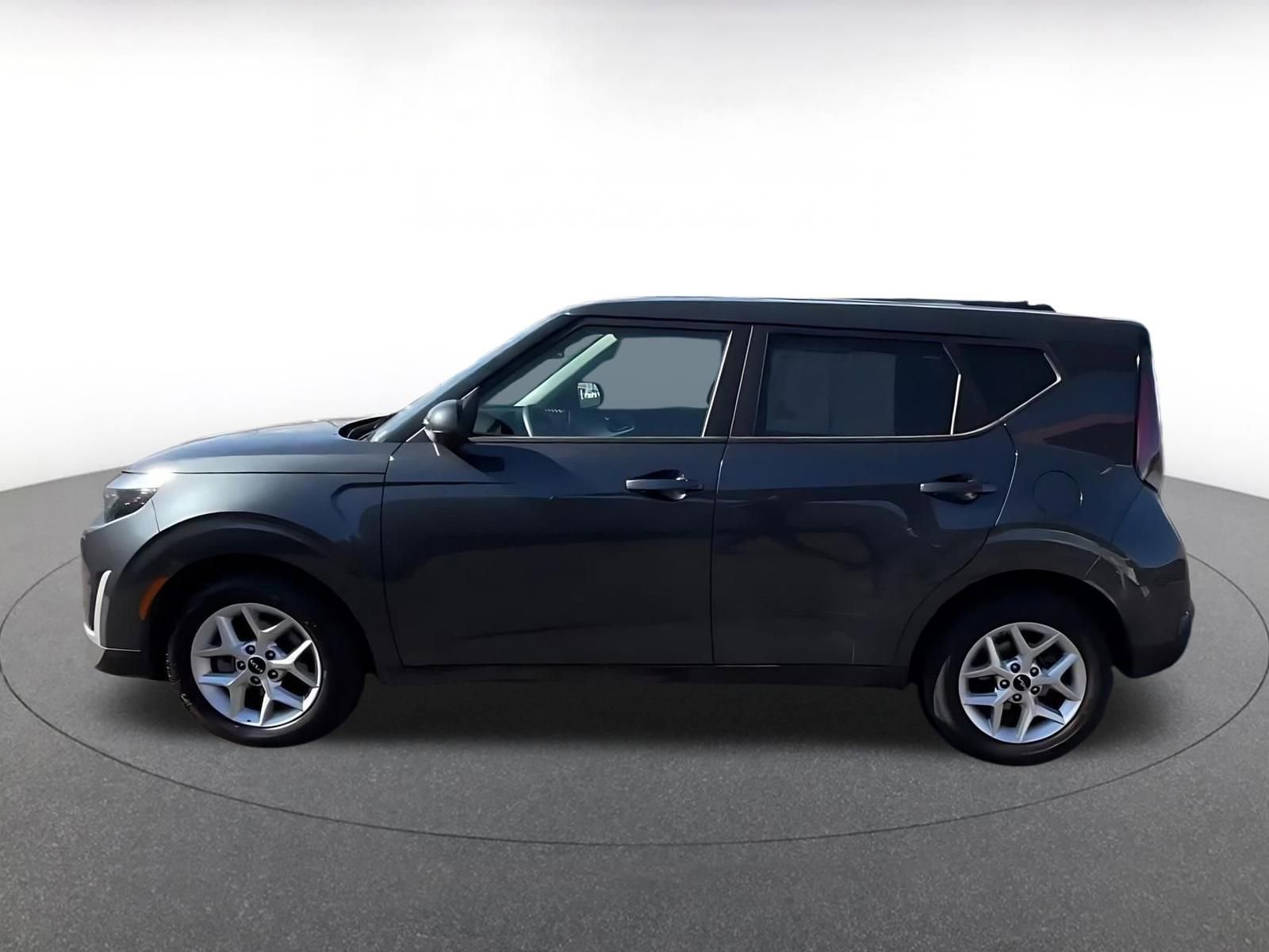 Used 2025 Kia Soul LX w/ LX Technology Package FWD image 9