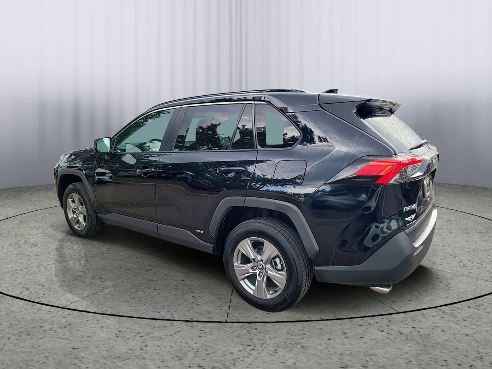 Used 2025 Toyota RAV4 LE AWD/4WD image 4