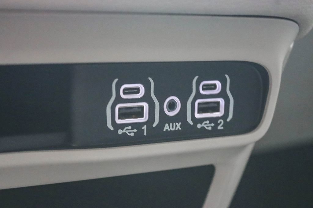 Used 2024 Chrysler Pacifica Select image 31