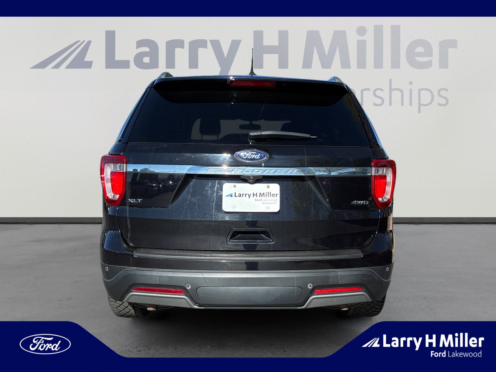 Used 2019 Ford Explorer XLT w/ Equipment Group 202A AWD/4WD image 4