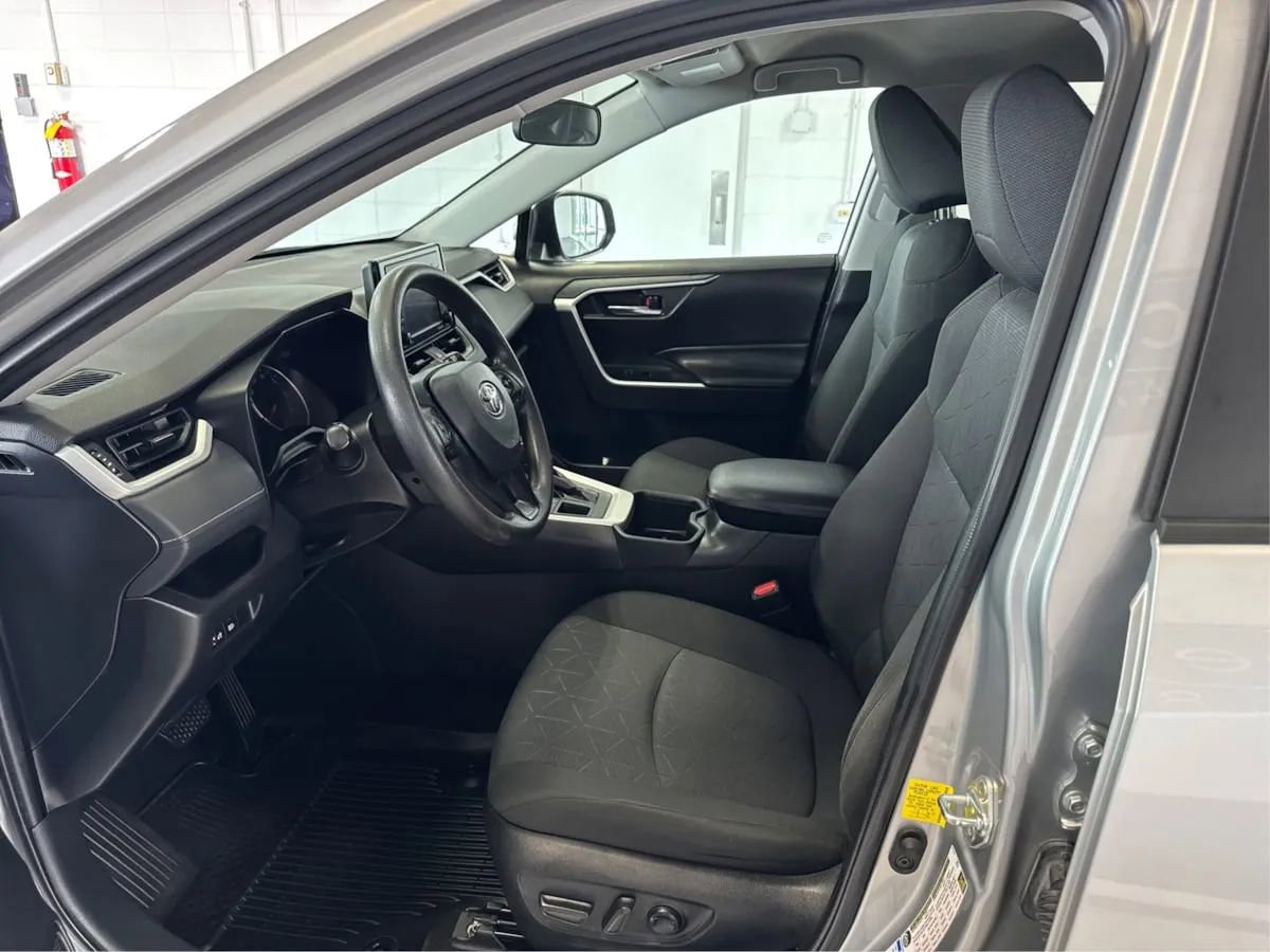 Used 2022 Toyota RAV4 XLE image 9
