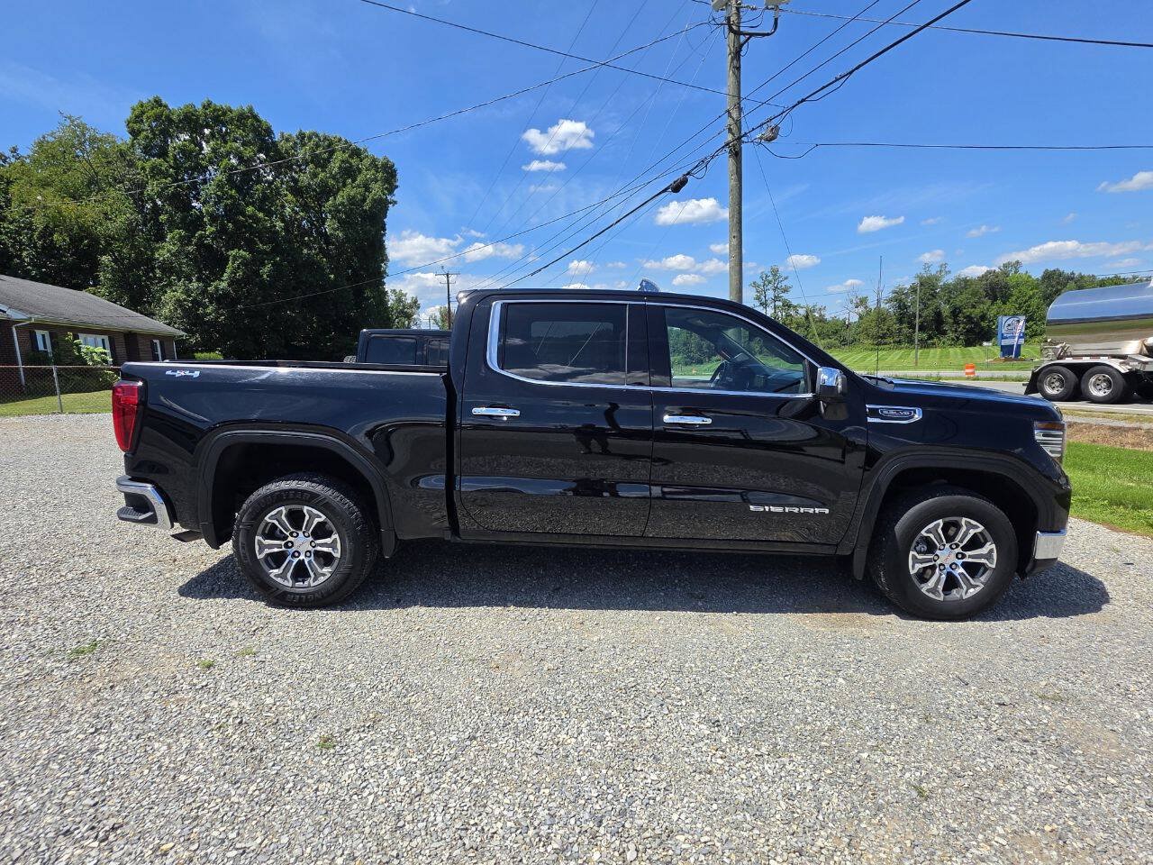 Used 2025 GMC Sierra 1500 SLT AWD/4WD image 1