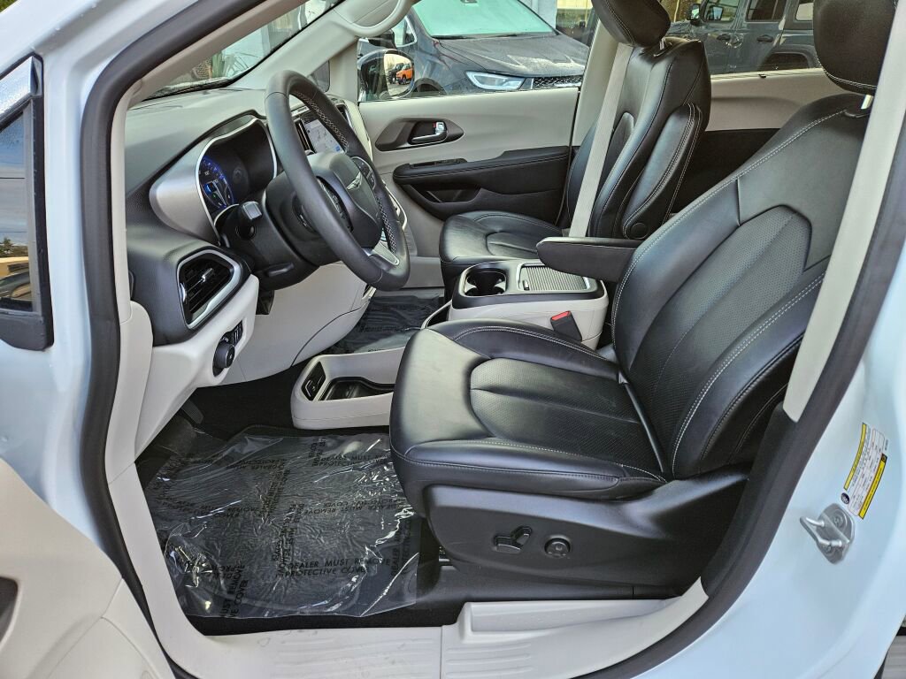 Used 2024 Chrysler Pacifica Touring-L image 13