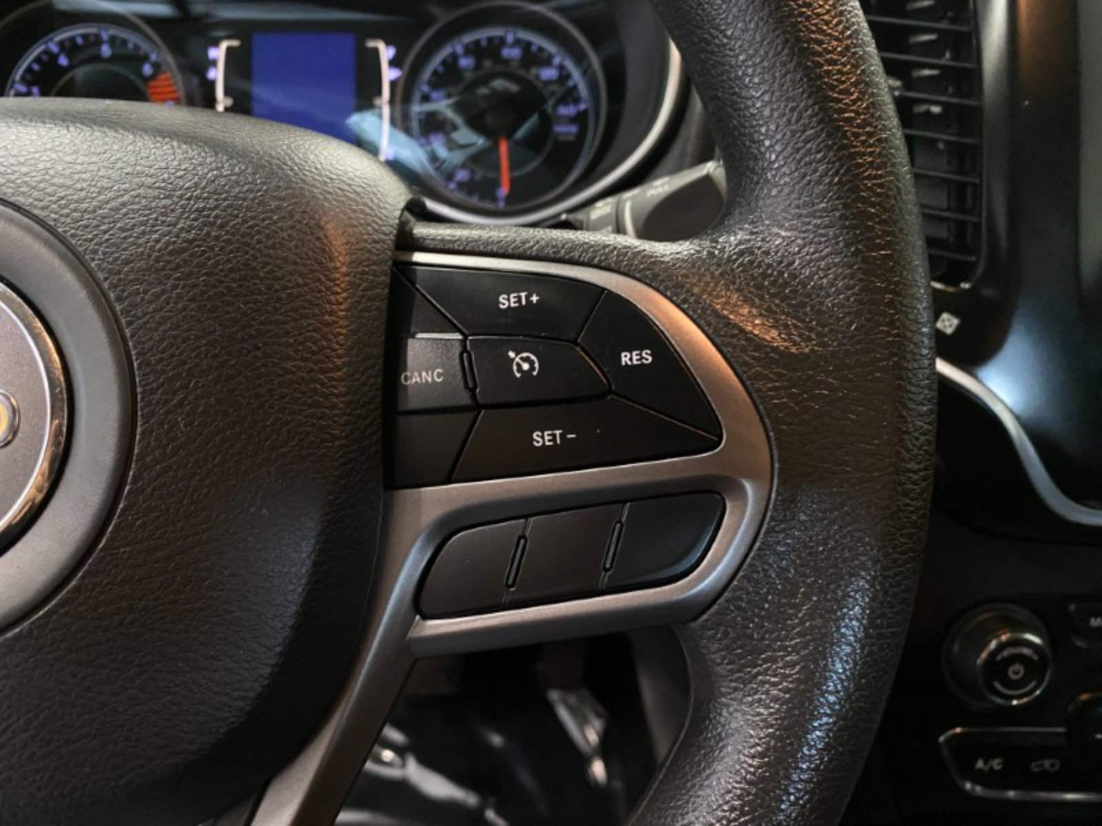 Used 2021 Jeep Cherokee Latitude AWD/4WD image 32