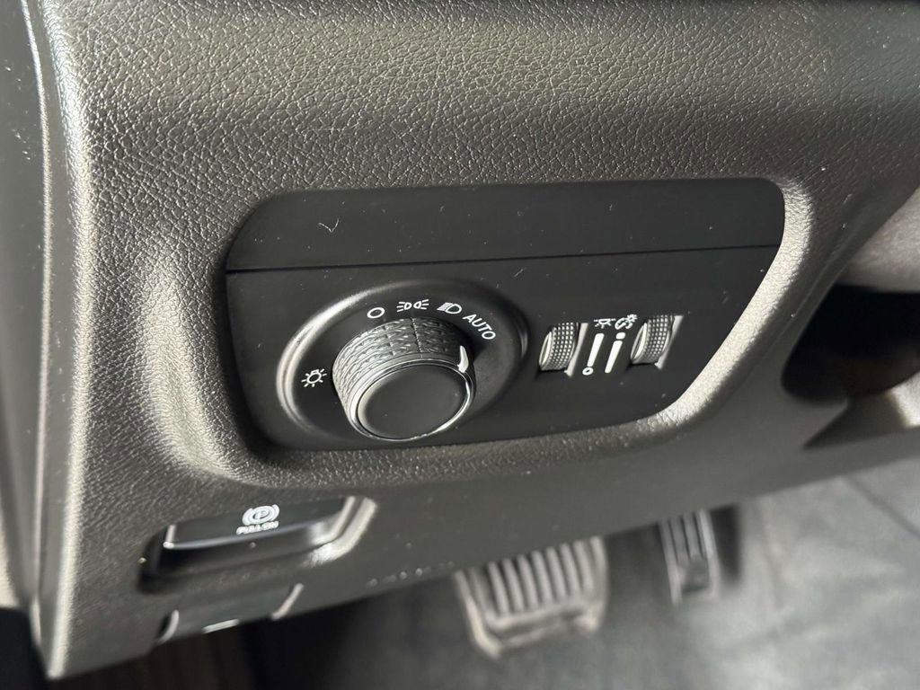 Certified 2023 Jeep Grand Cherokee Laredo image 27