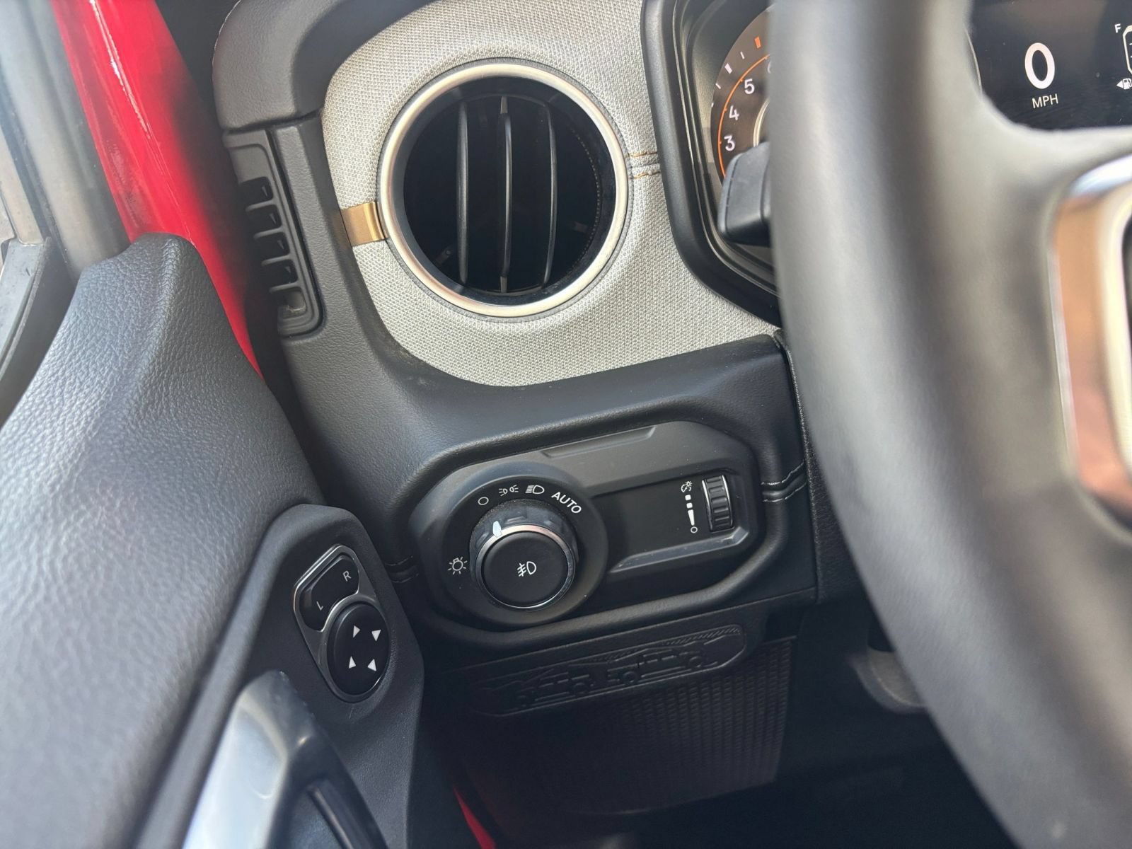 Used 2025 Jeep Wrangler Unlimited Sahara AWD/4WD image 33