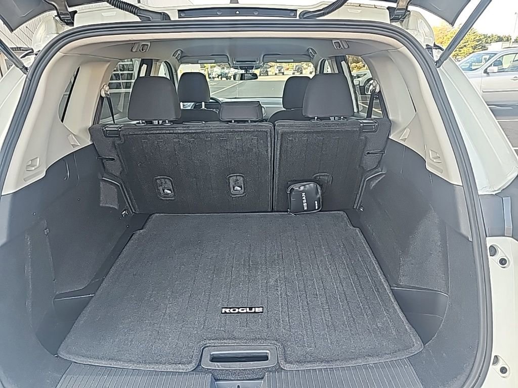 Used 2024 Nissan Rogue S image 9