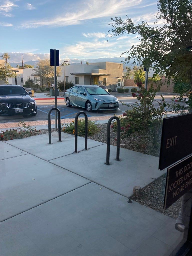 Used 2022 Toyota Prius L Eco FWD image 2