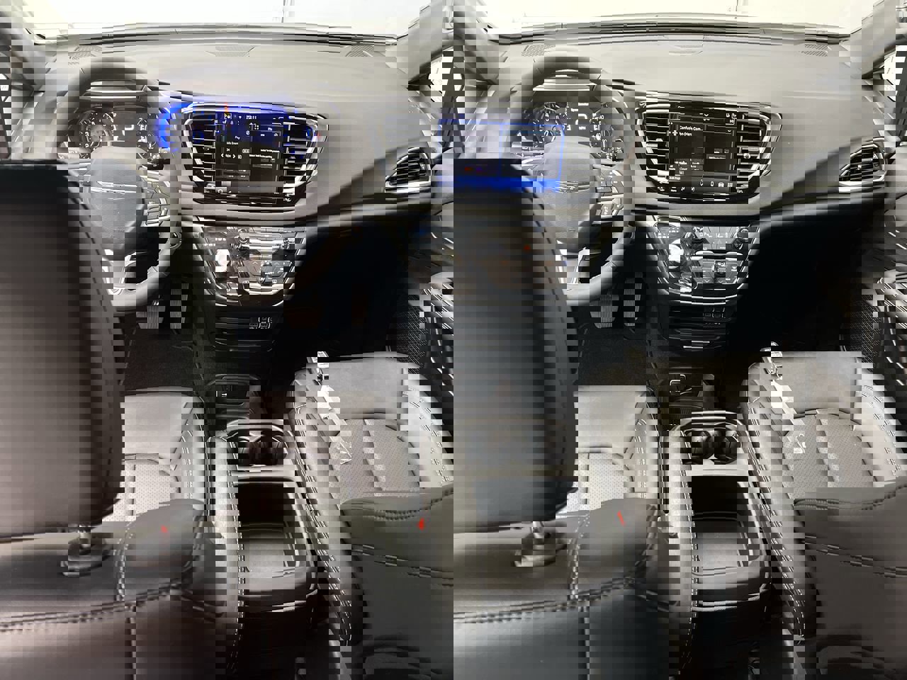 Used 2025 Chrysler Pacifica Select image 4