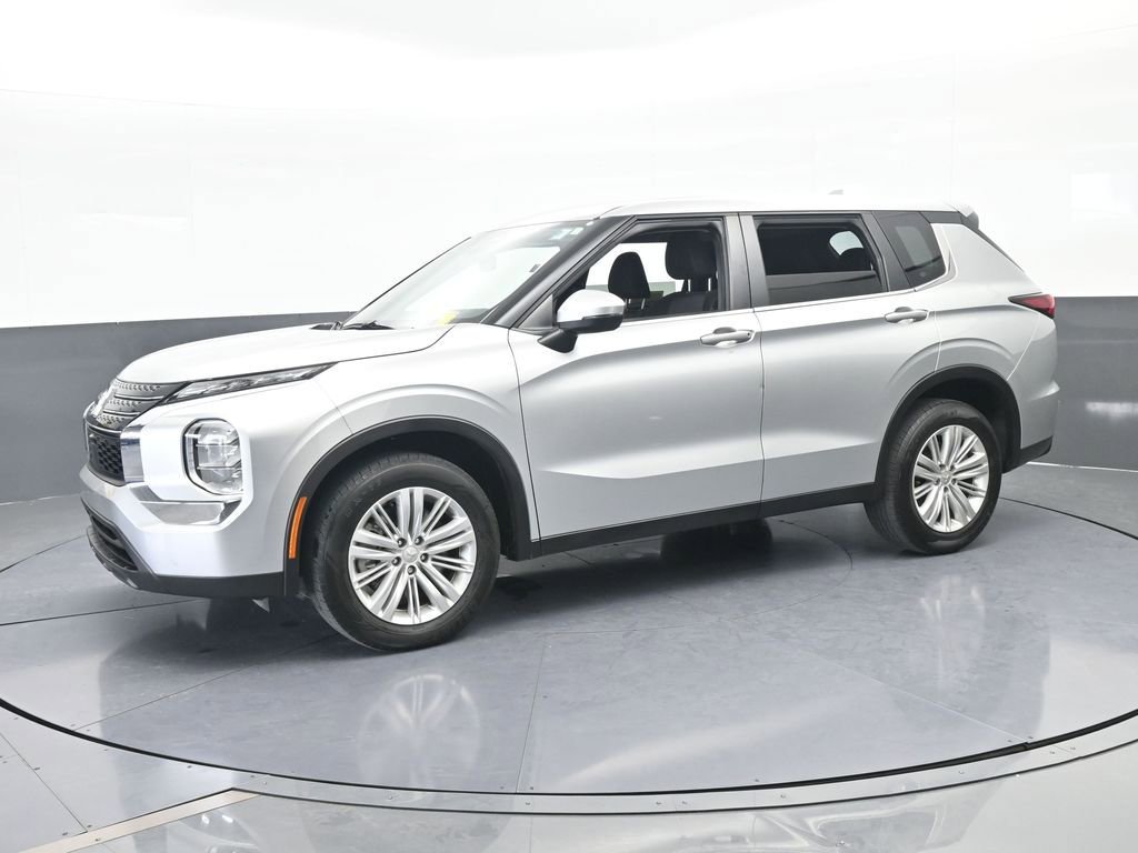 Used 2024 Mitsubishi Outlander ES image 2