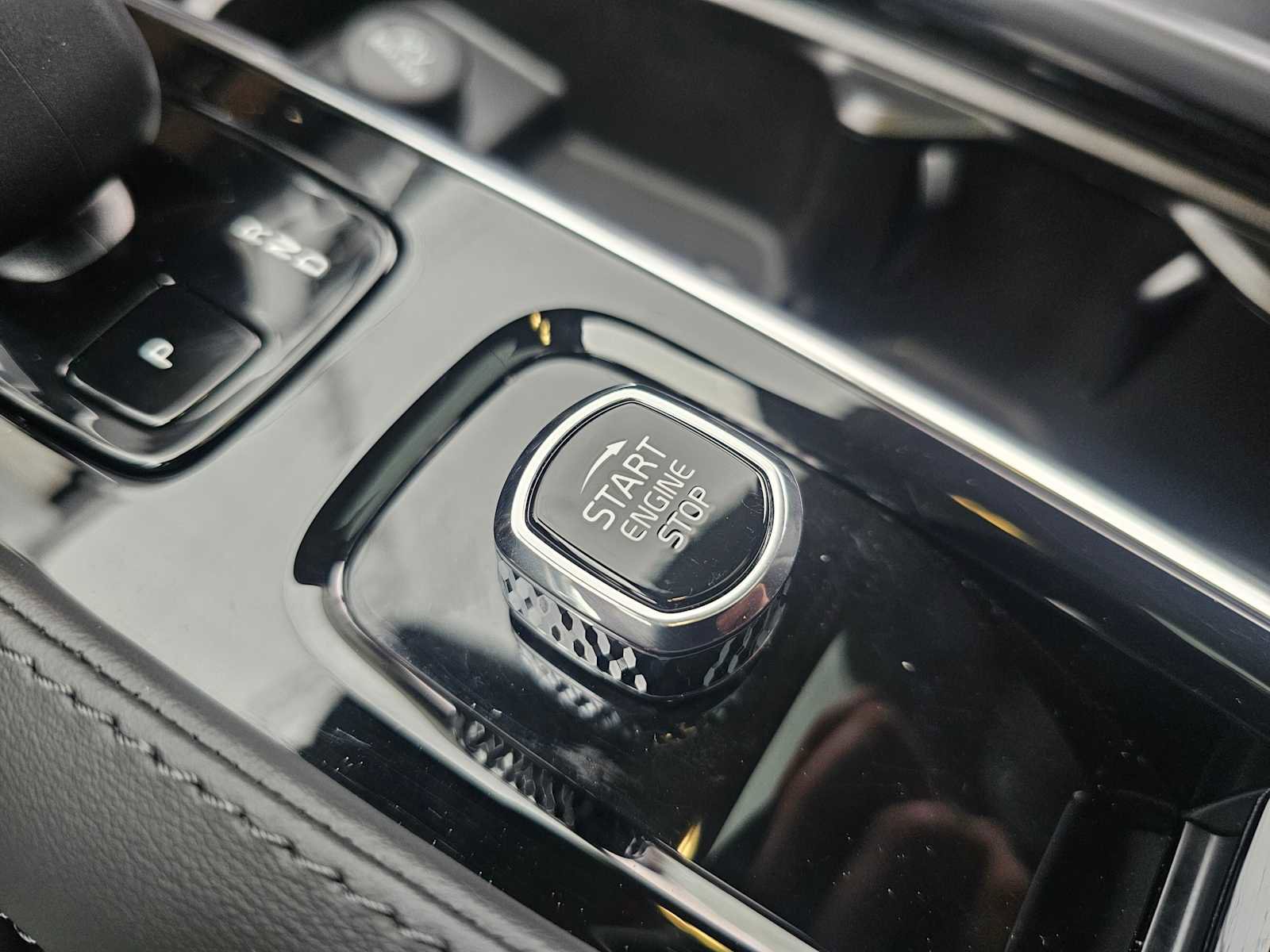 Certified 2025 Volvo XC90 T8 Plus w/ Protection Package Premier image 39