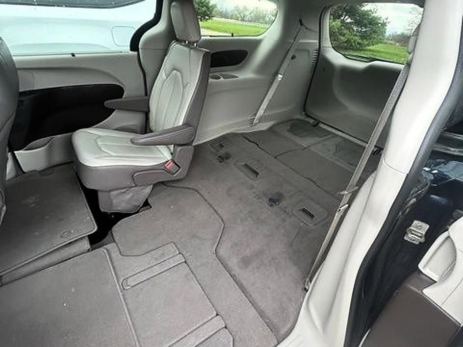 Used 2019 Chrysler Pacifica Touring-L image 7