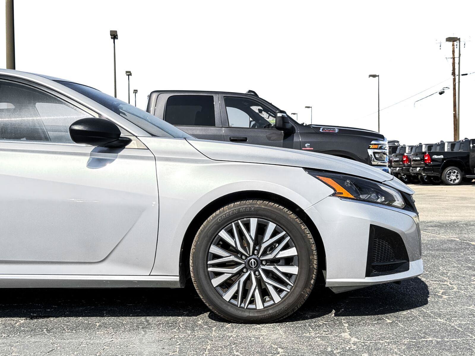 Used 2024 Nissan Altima 2.5 SV FWD image 9