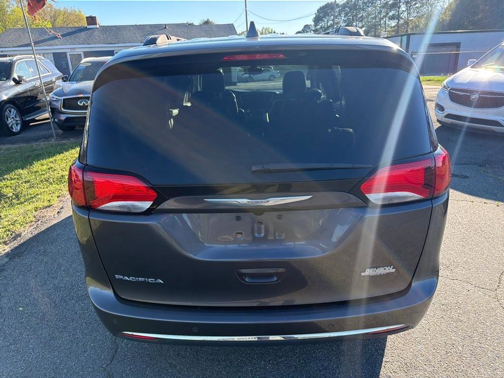 Used 2017 Chrysler Pacifica Touring-L image 12