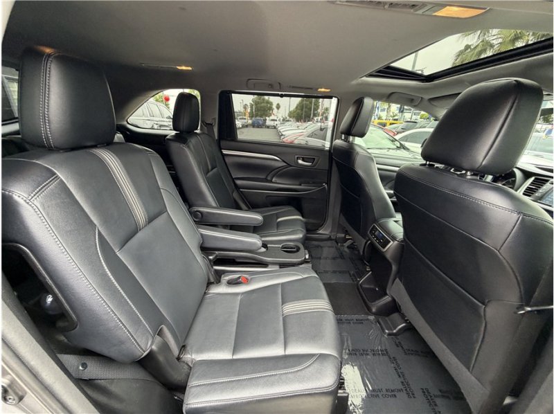 Used 2017 Toyota Highlander SE FWD image 31