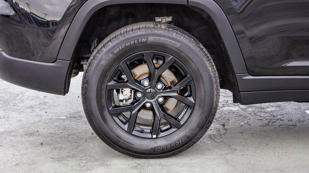 Used 2025 Jeep Grand Cherokee Altitude AWD/4WD image 12