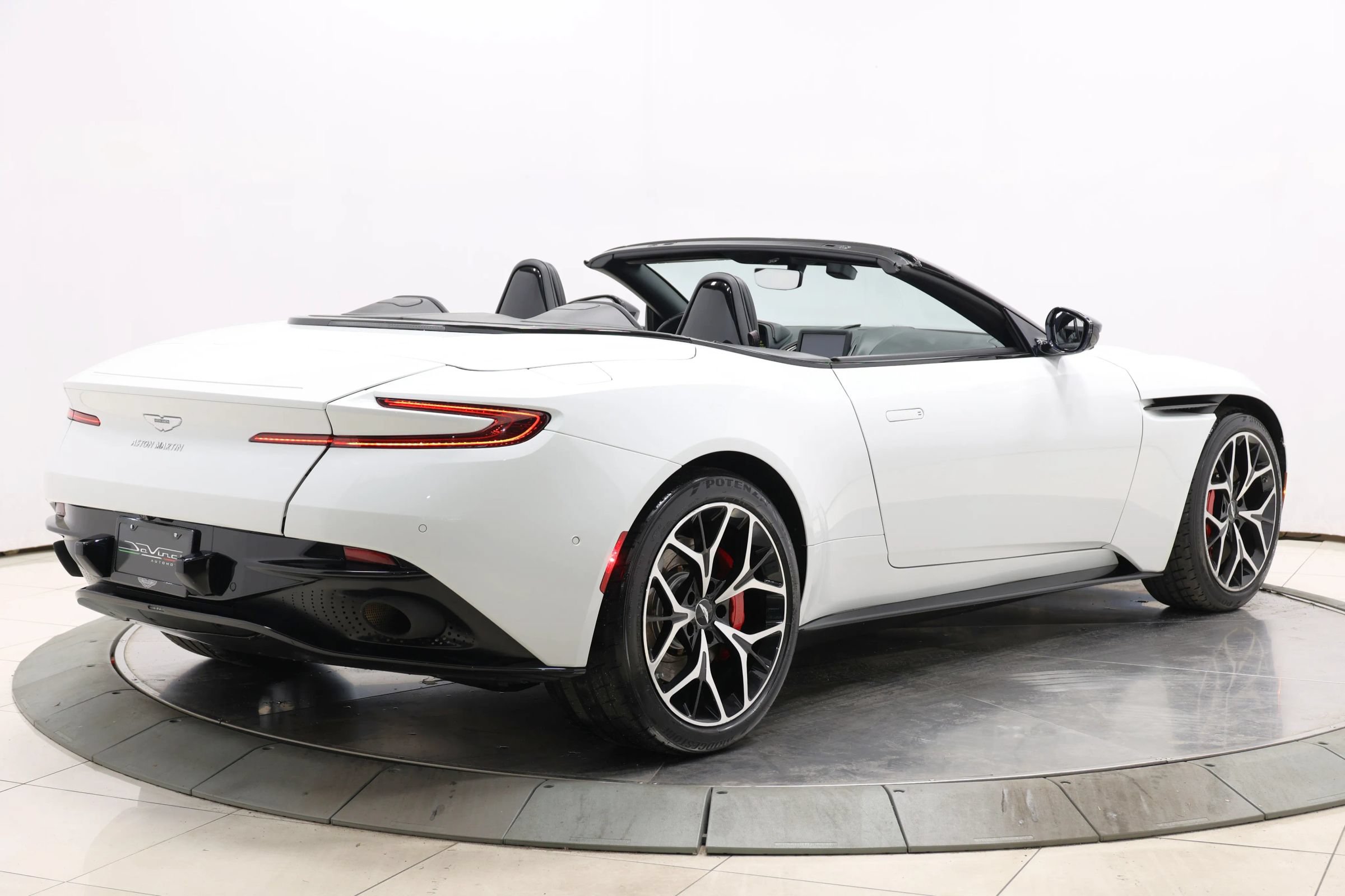 Used 2019 Aston Martin DB11 Volante RWD image 4