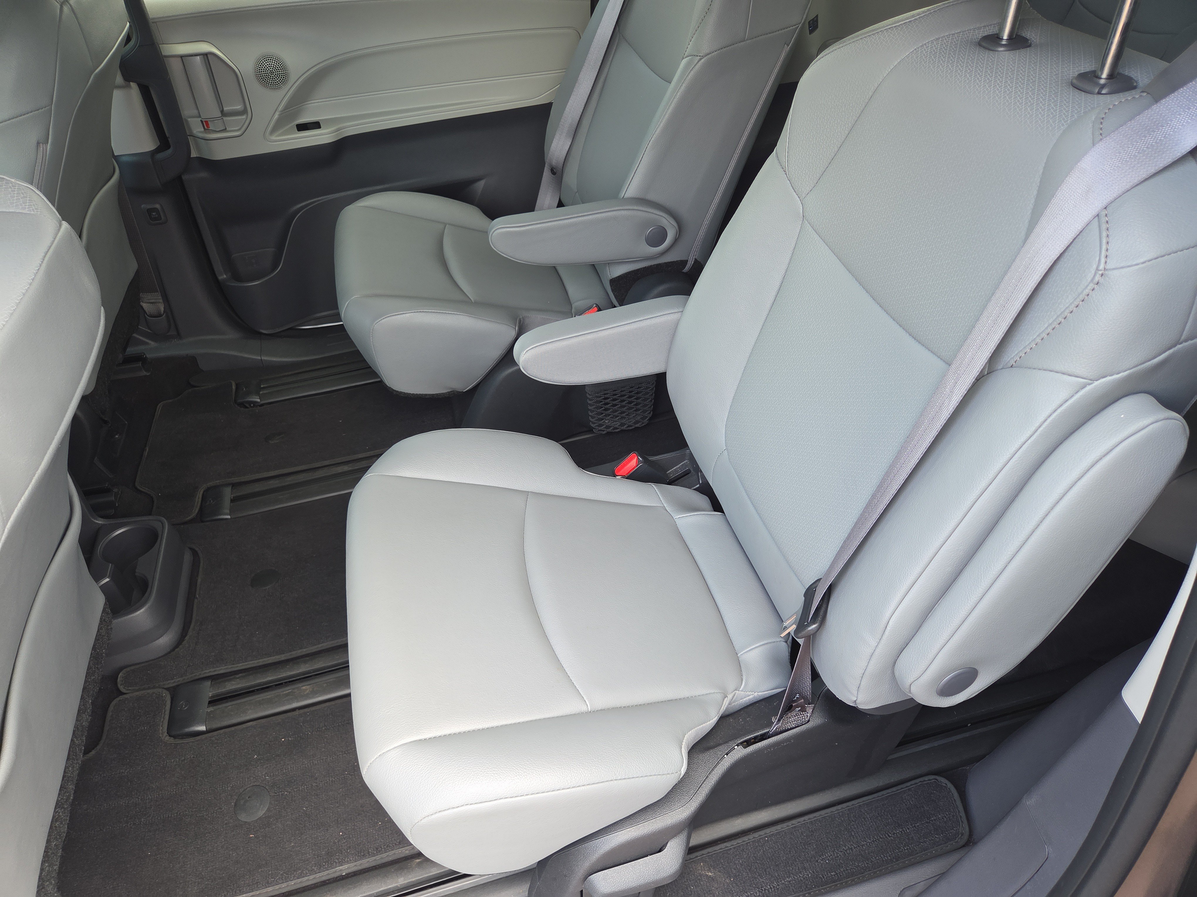 Certified 2024 Toyota Sienna XLE w/ XLE Plus Package AWD/4WD image 19