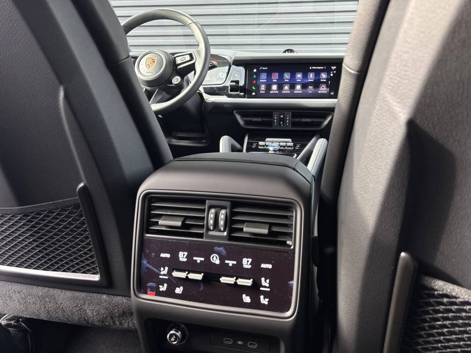 Certified 2026 Porsche Cayenne AWD/4WD image 24