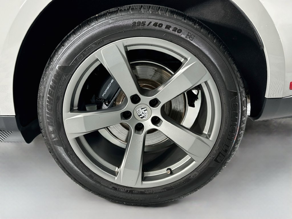 Certified 2023 Porsche Macan AWD/4WD image 32