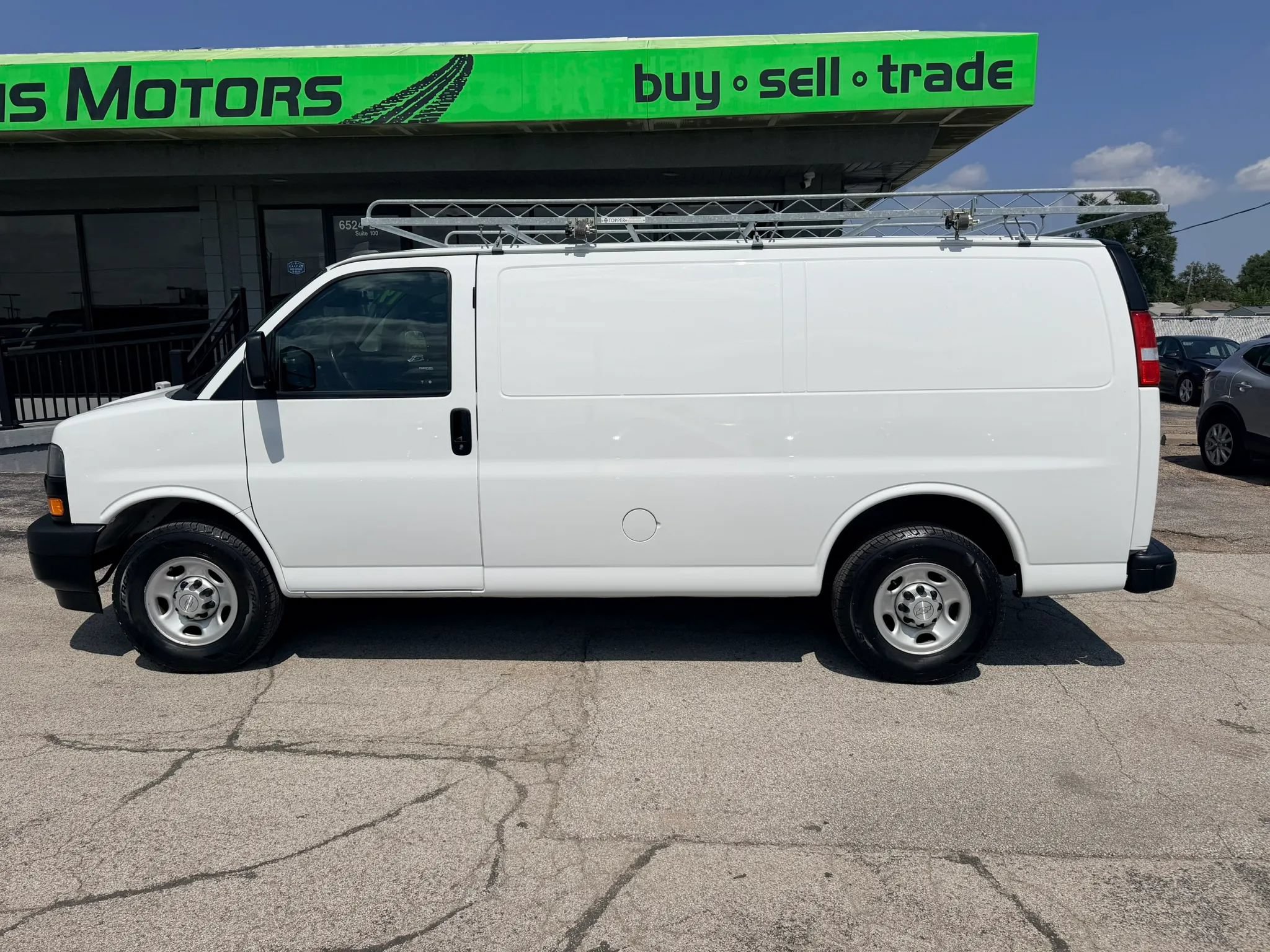 Used 2019 Chevrolet Express 3500 w/ Driver Convenience Package RWD image 7