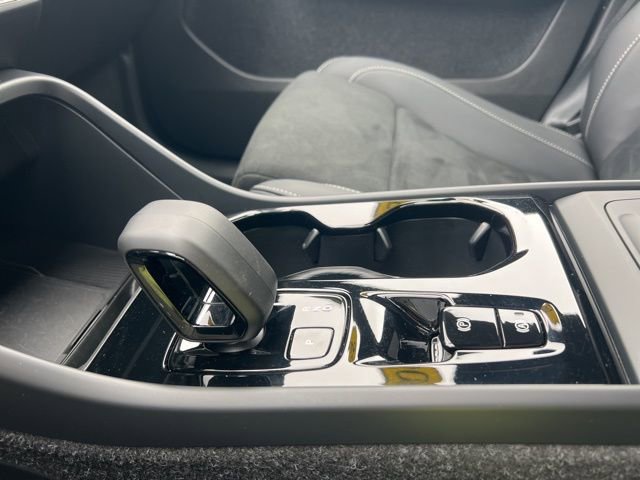 Certified 2025 Volvo XC40 B5 Ultra AWD/4WD image 37