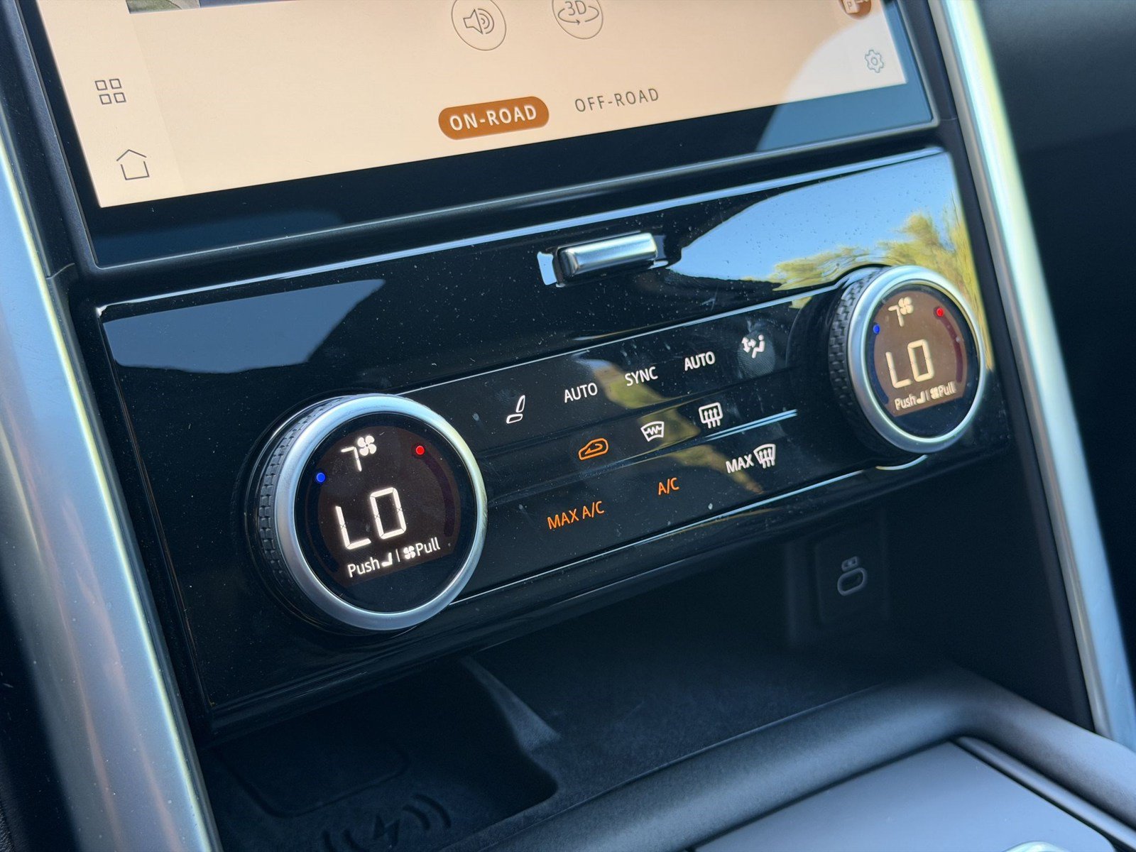 Certified 2025 Land Rover Discovery S AWD/4WD image 18
