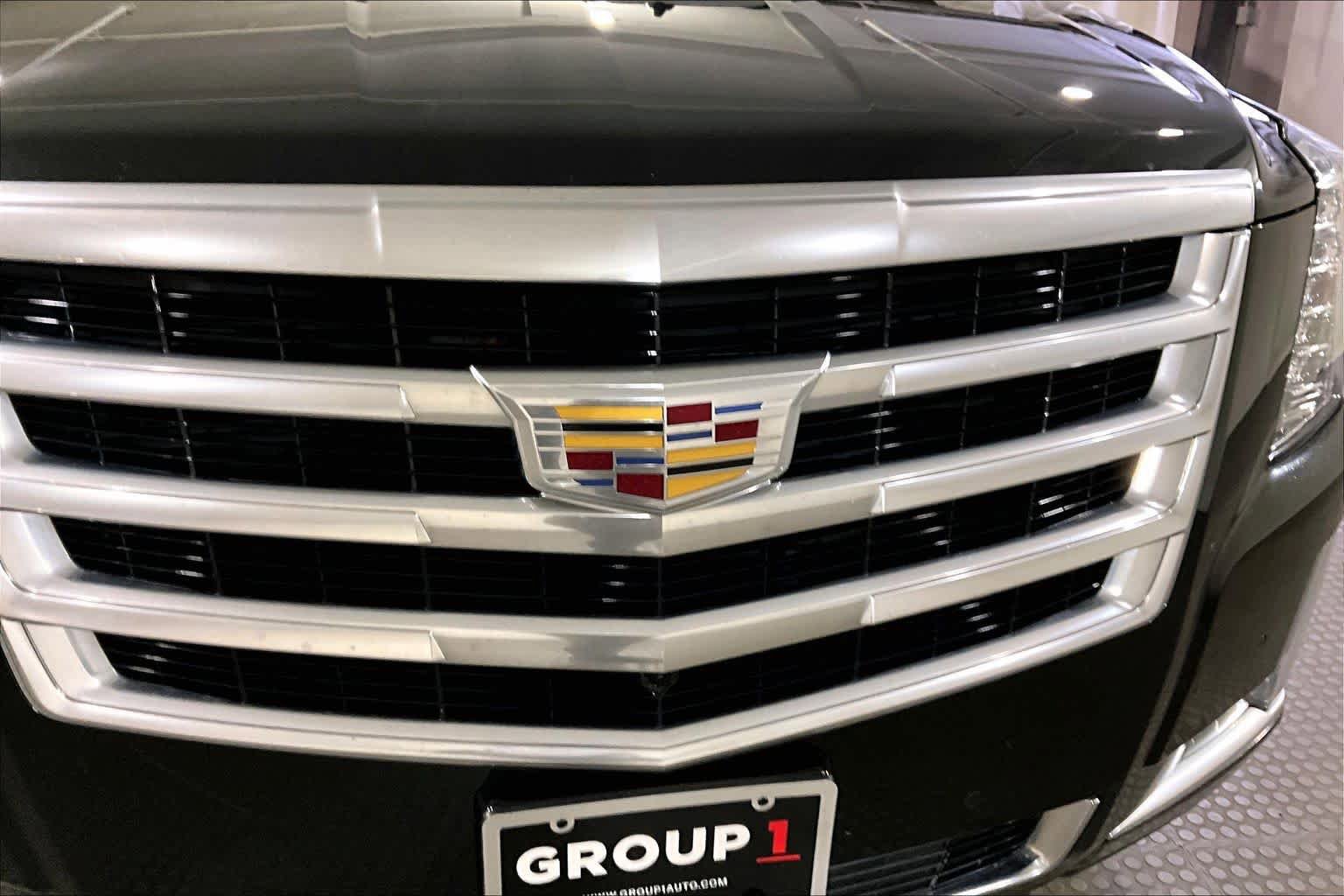 Used 2019 Cadillac Escalade Luxury AWD/4WD image 32
