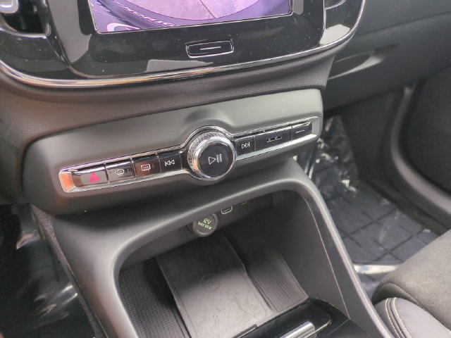 Certified 2023 Volvo XC40 B5 Plus w/ Protection Package Premier AWD/4WD image 23