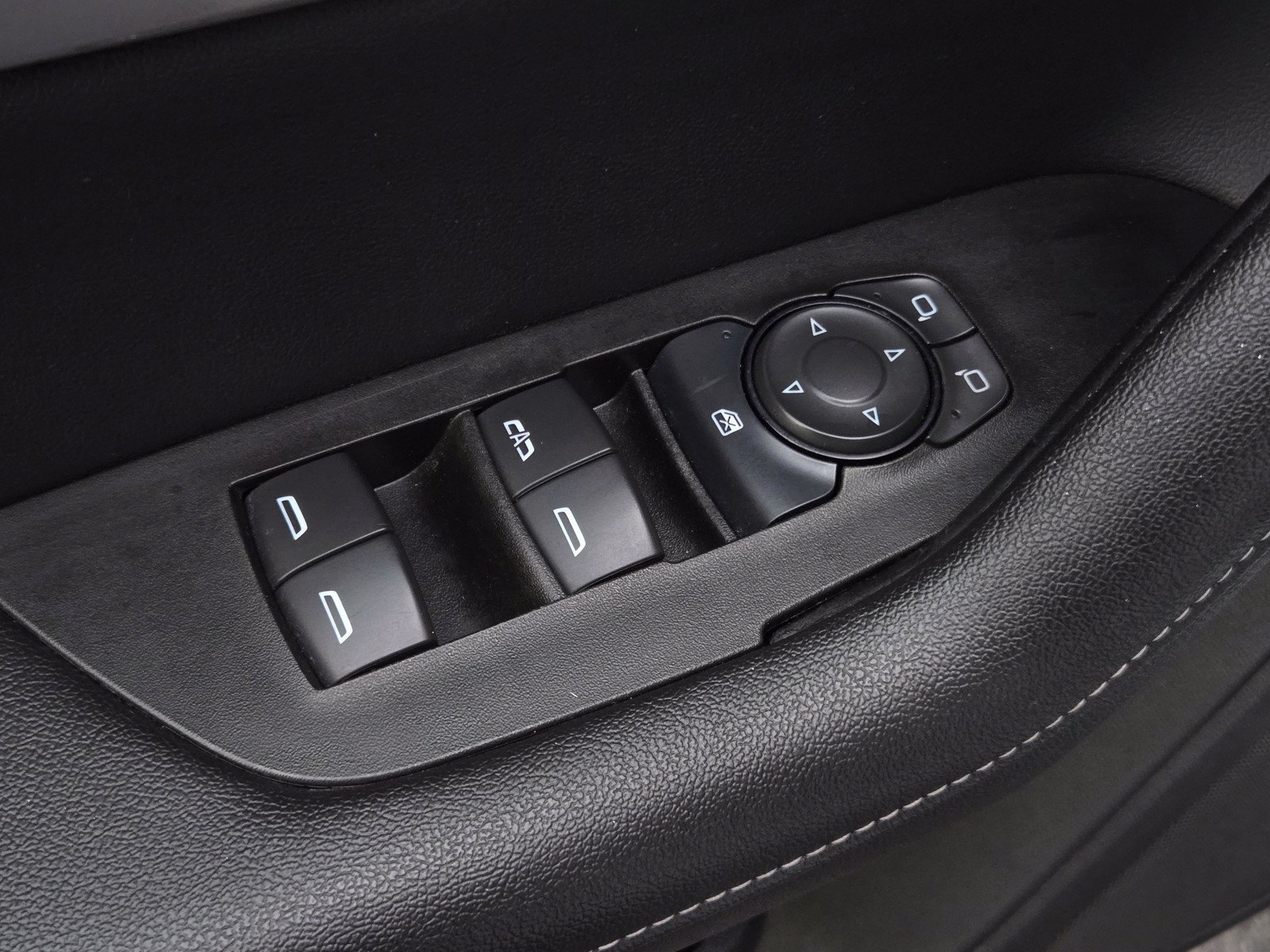 Used 2025 Chevrolet Blazer LT FWD image 9