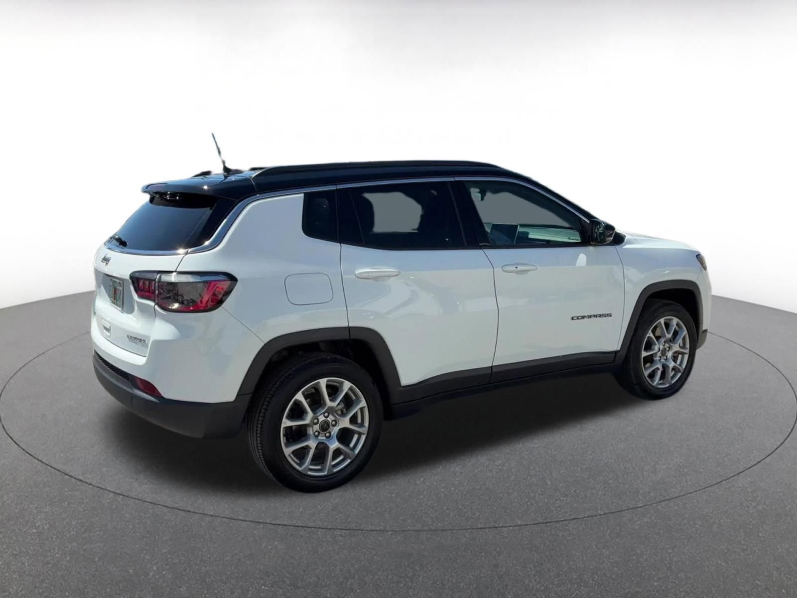 Used 2025 Jeep Compass Limited image 15