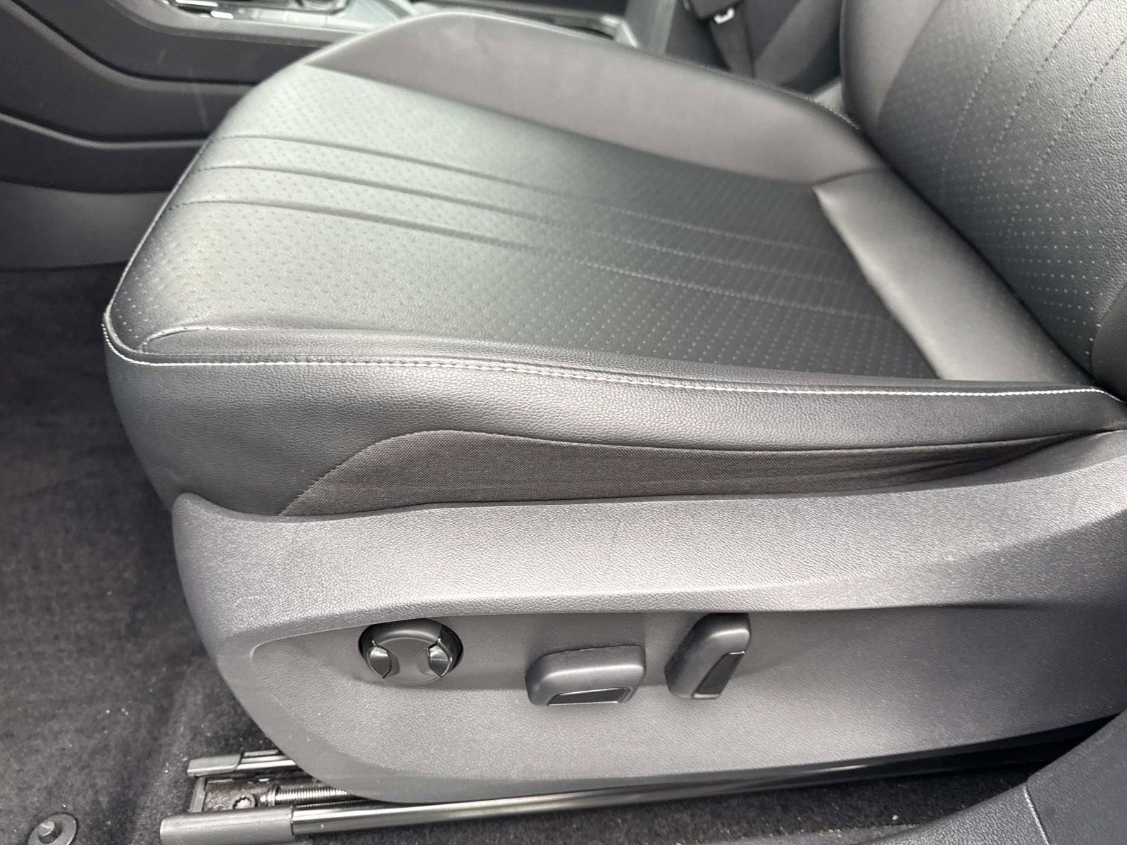 Certified 2023 Volkswagen Tiguan SE R-Line image 15