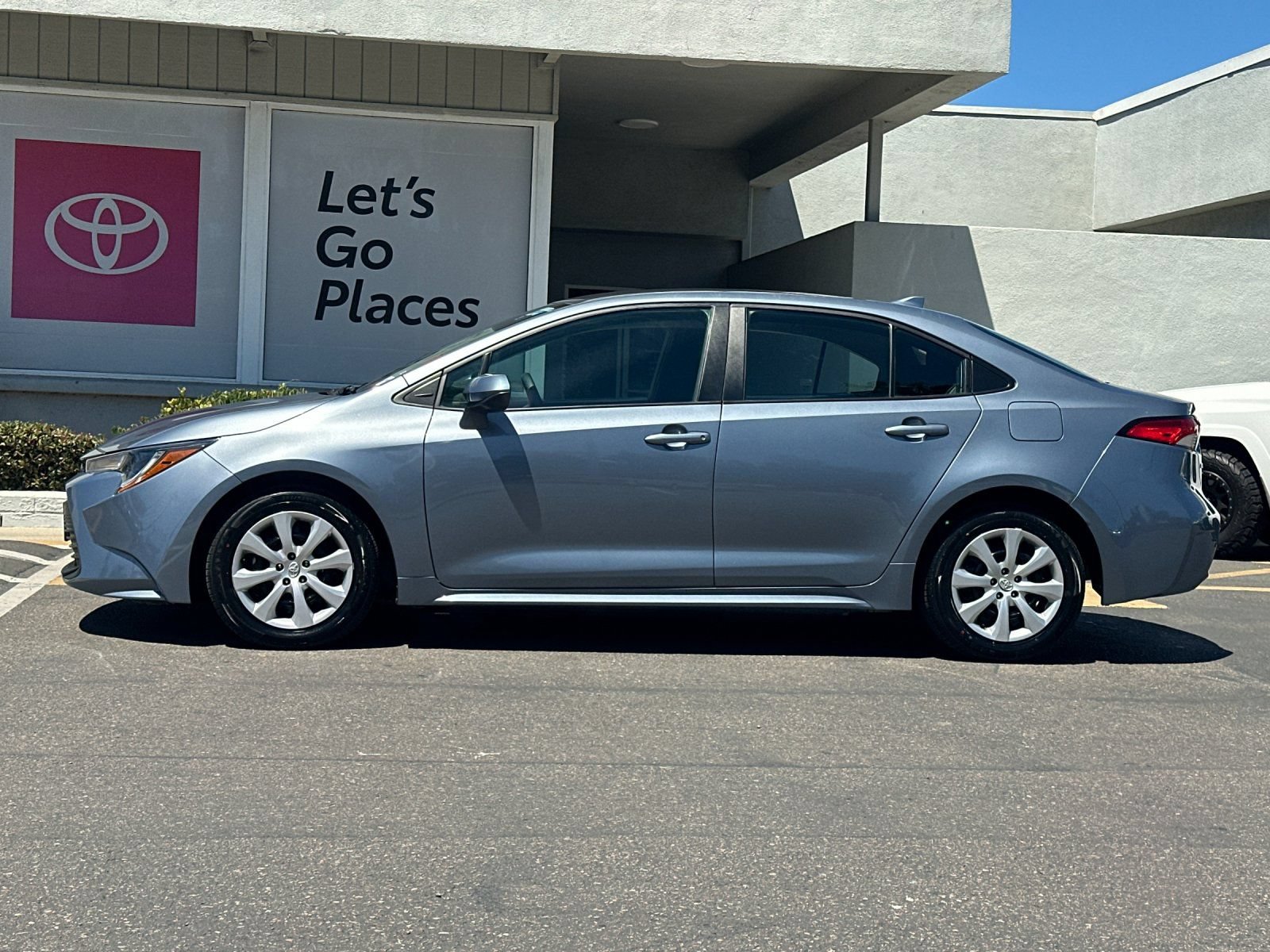 Used 2025 Toyota Corolla LE FWD image 2