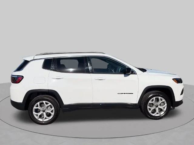 Certified 2025 Jeep Compass Latitude w/ Sun & Sound Group AWD/4WD image 7